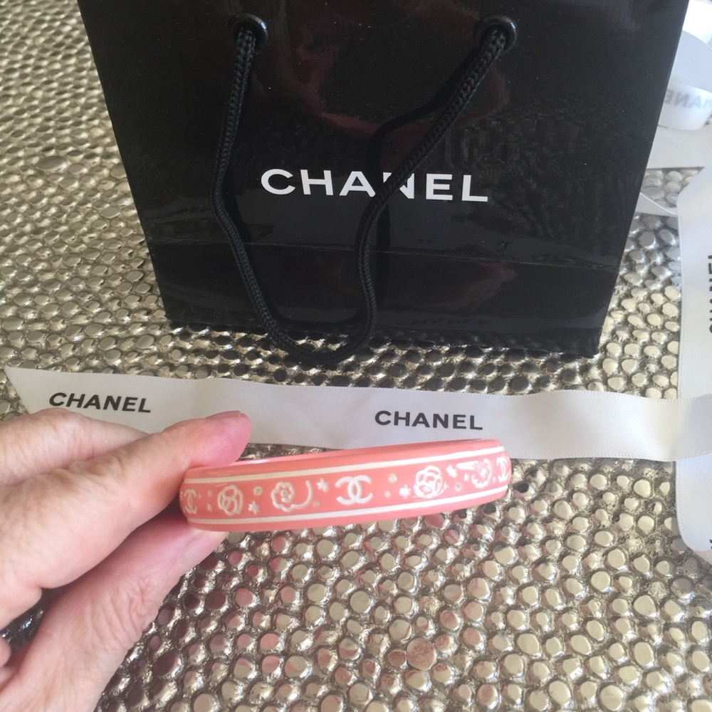 CHANEL RARE PINK LOGO BRACELET๐HP - Picture 1 of 5